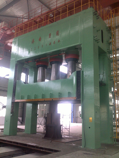 河南神州(zhou)重型封頭3200T球罐(guàn)片液壓機