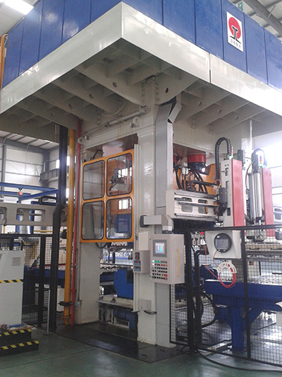 熱沖(chòng)壓液壓機：山東(dong)大王金泰800T